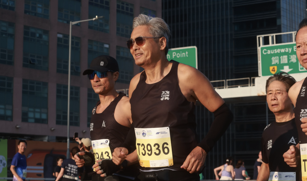 博鱼电竞-四战港马带“银发艺人团”一起完赛,周润发是推广跑步的典范